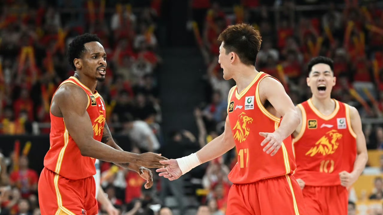 欧篮联赛程吃紧，广厦男篮国际比赛日战术微调，赛场秩序良好，年轻球员得到机会的简单介绍